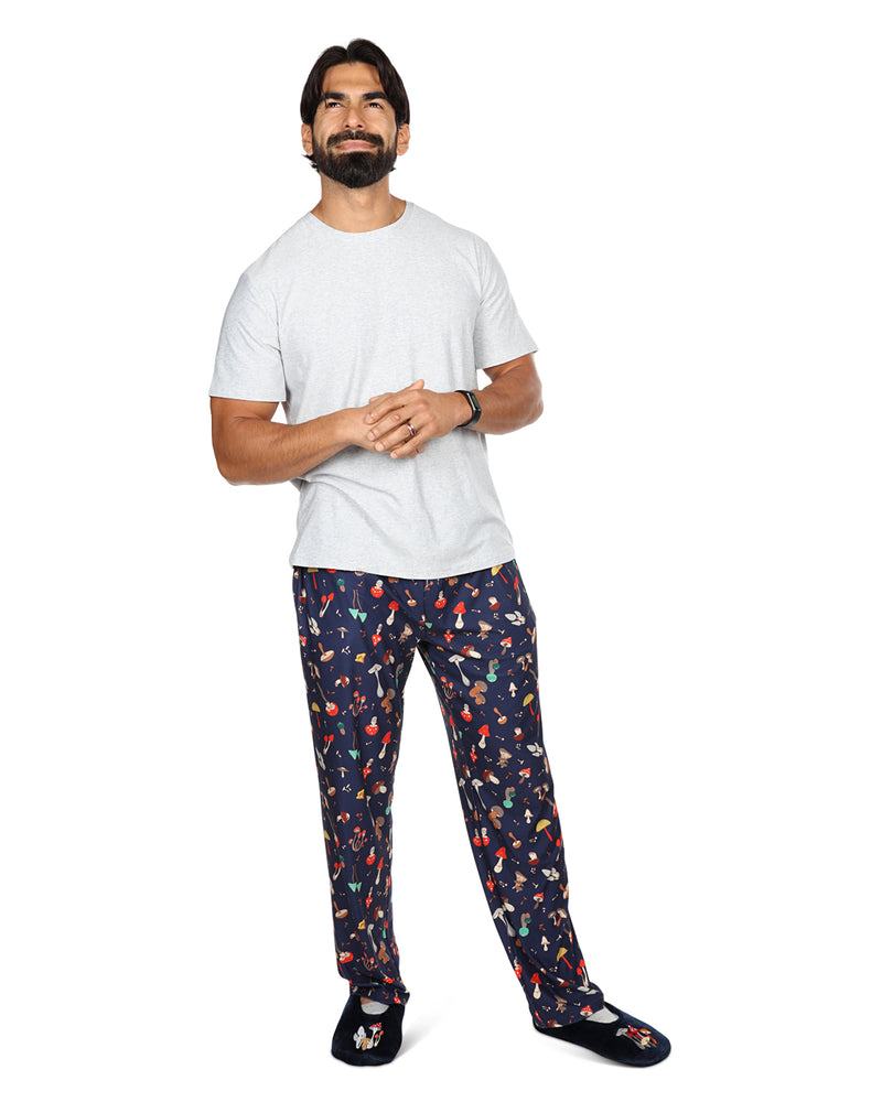 Conjunto de pijama masculino de duas peças com cogumelos em uma bolsa