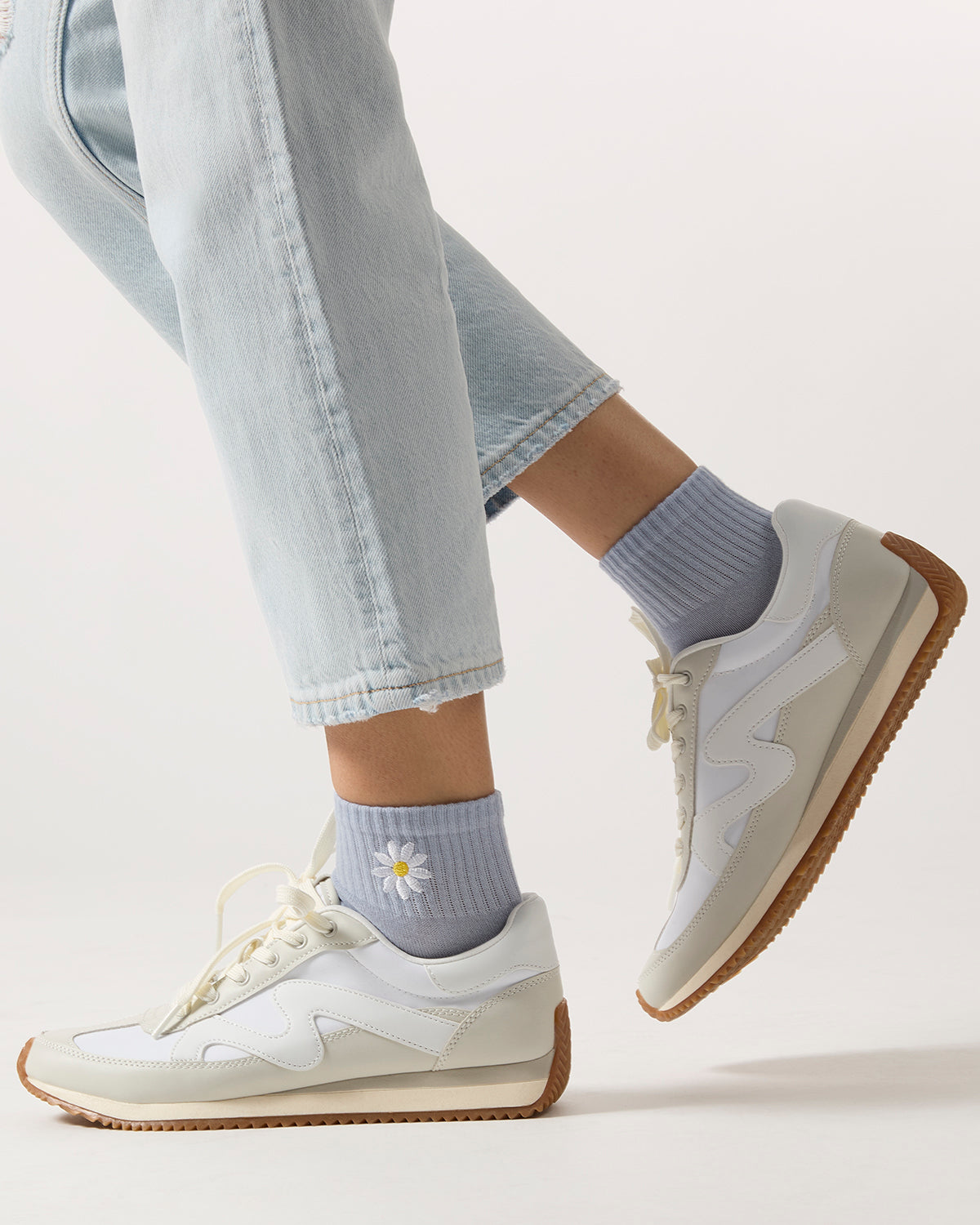 Women's Daisy Embroidery Athletic Quarter Socks : Color: Periwinkle