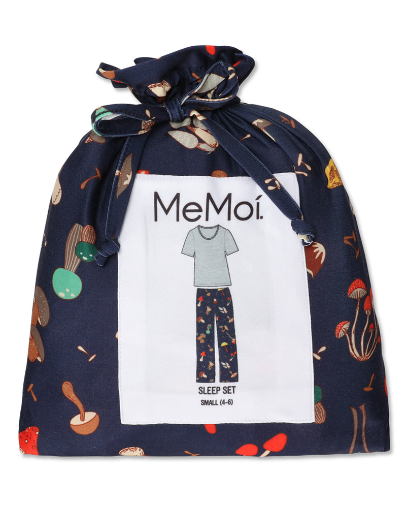 Conjunto de pijama masculino de duas peças com cogumelos em uma bolsa