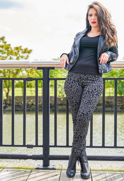 Flocked Monochrome Cheetah Leggings : Color: Black
